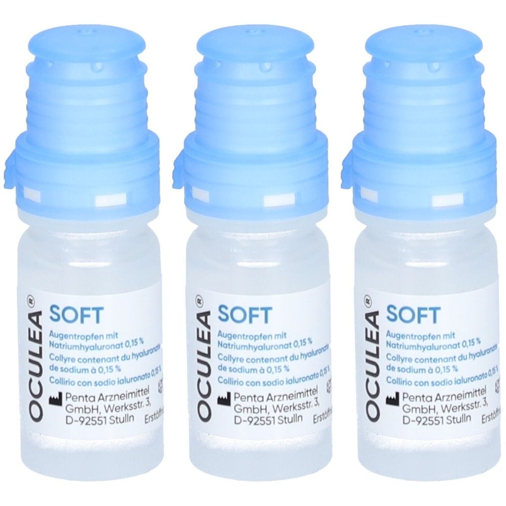 Drei Fläschchen Augentropfen mit blauen Verschlüssen. Aufschrift: OCULEA SOFT. Enthält Natriumhyaluronat 0,15%.