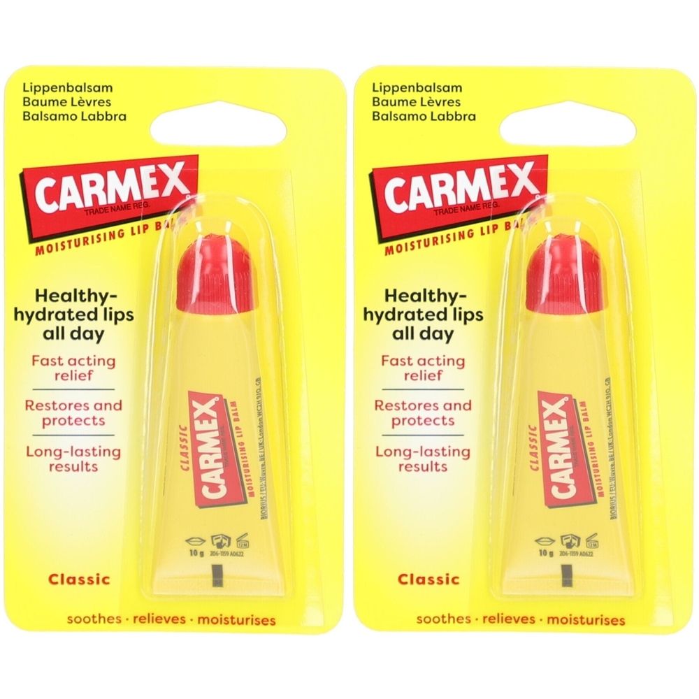 Deux tubes de baume à lèvres CARMEX Classic en emballage jaune. Bouchon rouge, tube transparent. Inscription : « Healthy-hydrated lips all day ».