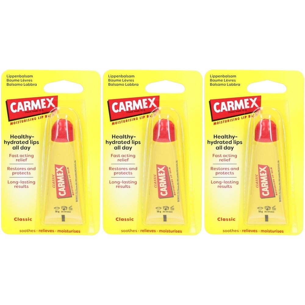 Trois tubes de baume à lèvres CARMEX en emballage jaune. Bouchon rouge, tube jaune avec logo rouge. Texte : Healthy-hydrated lips all day.