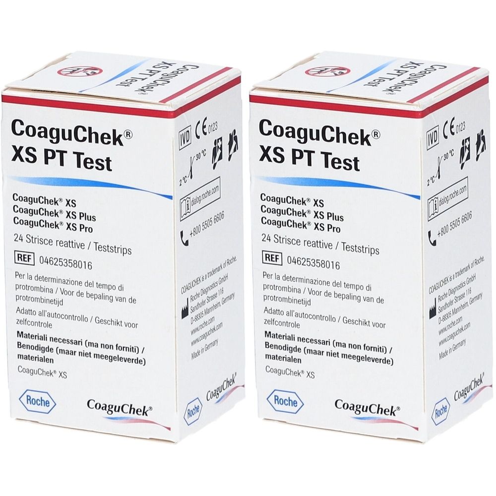 Zwei rechteckige Kartons mit der Aufschrift CoaguChek XS PT Test. Aufdrucke in mehreren Sprachen, darunter Deutsch und Italienisch.