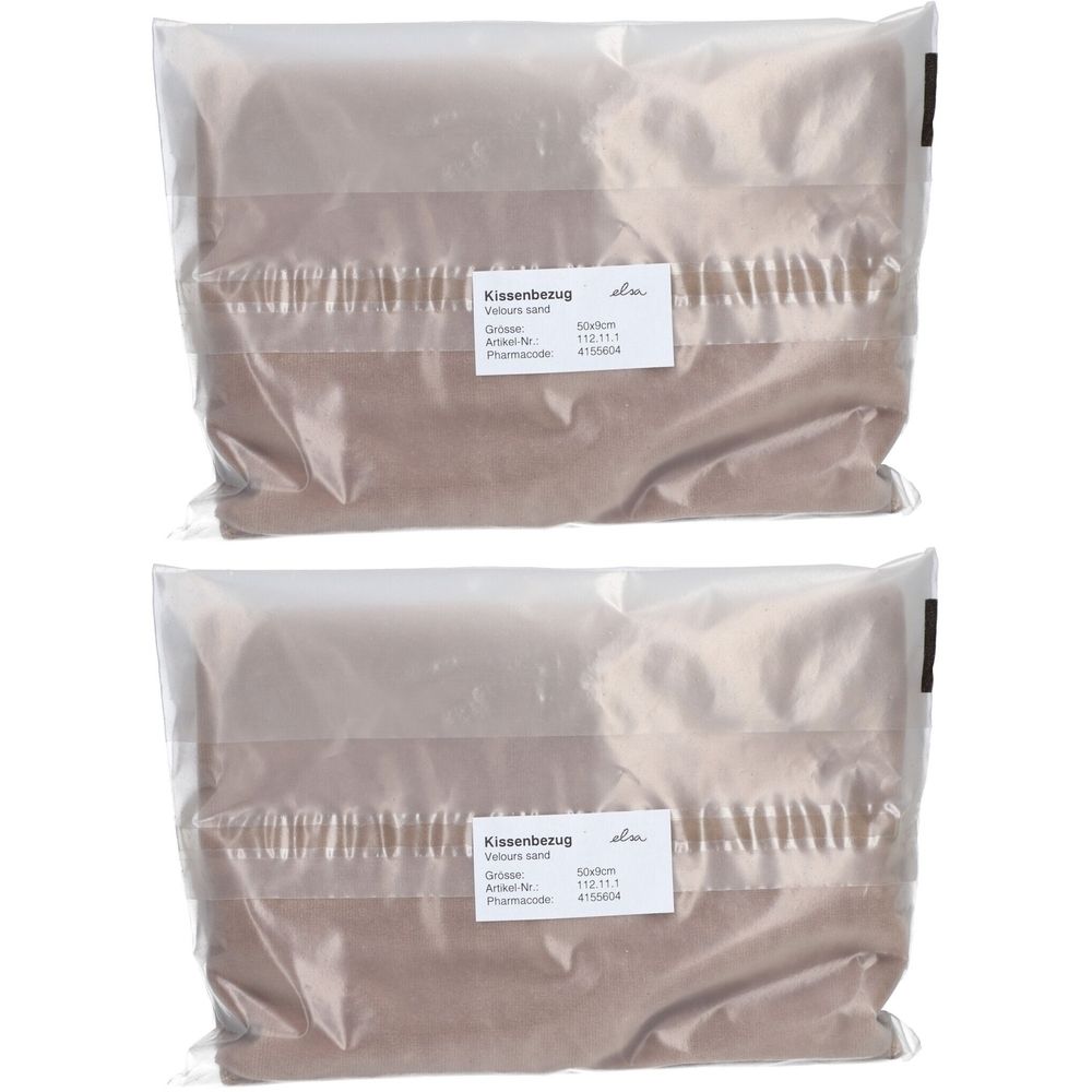 Deux housses de coussin emballées dans du plastique. Étiquettes avec informations produit : housse de coussin, velours sable, taille, numéro d'article, PZN.