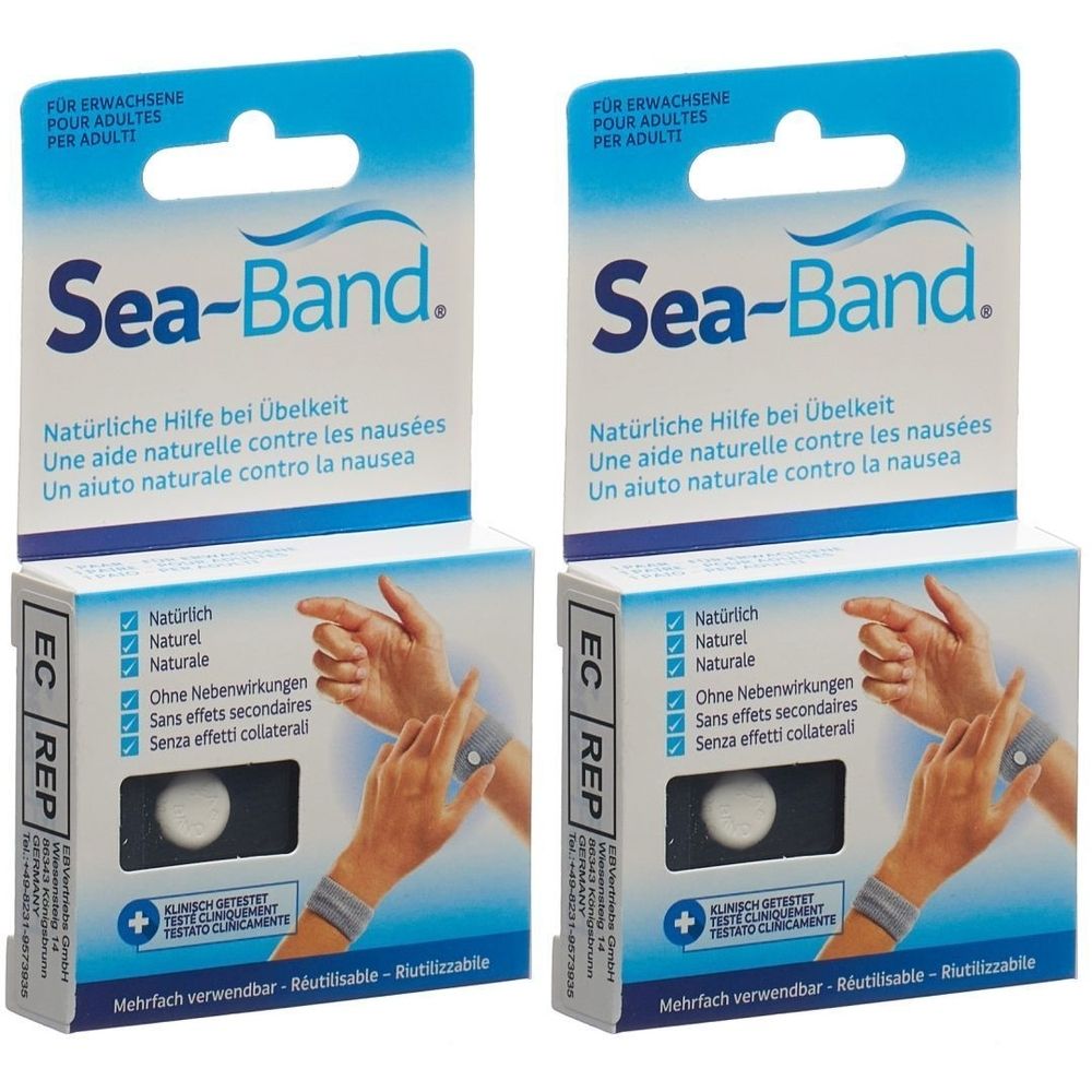 Zwei Packungen Sea-Band Armbänder. Jede Packung zeigt ein Armband am Handgelenk. Text: Natürliche Hilfe bei Übelkeit.