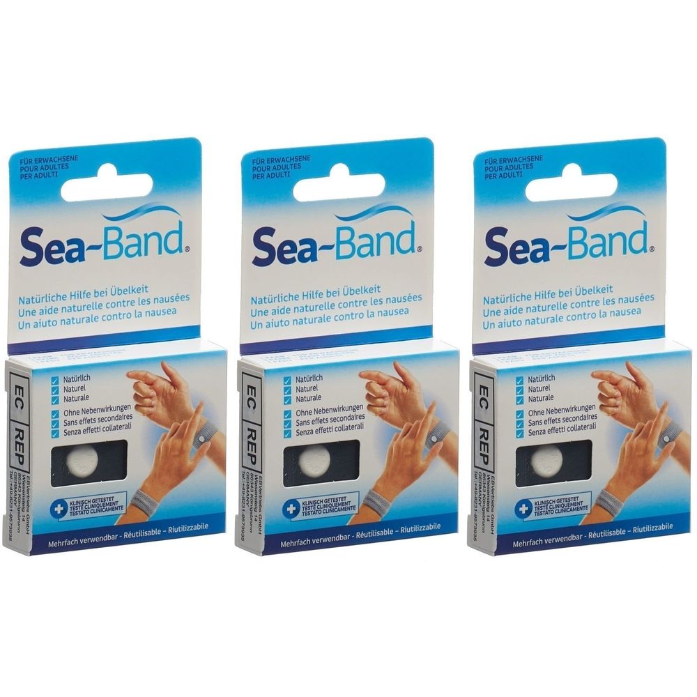 Drei Packungen Sea-Band Armbänder. Blaue Verpackung mit Produktname und Text. Zeigt Armband am Handgelenk.