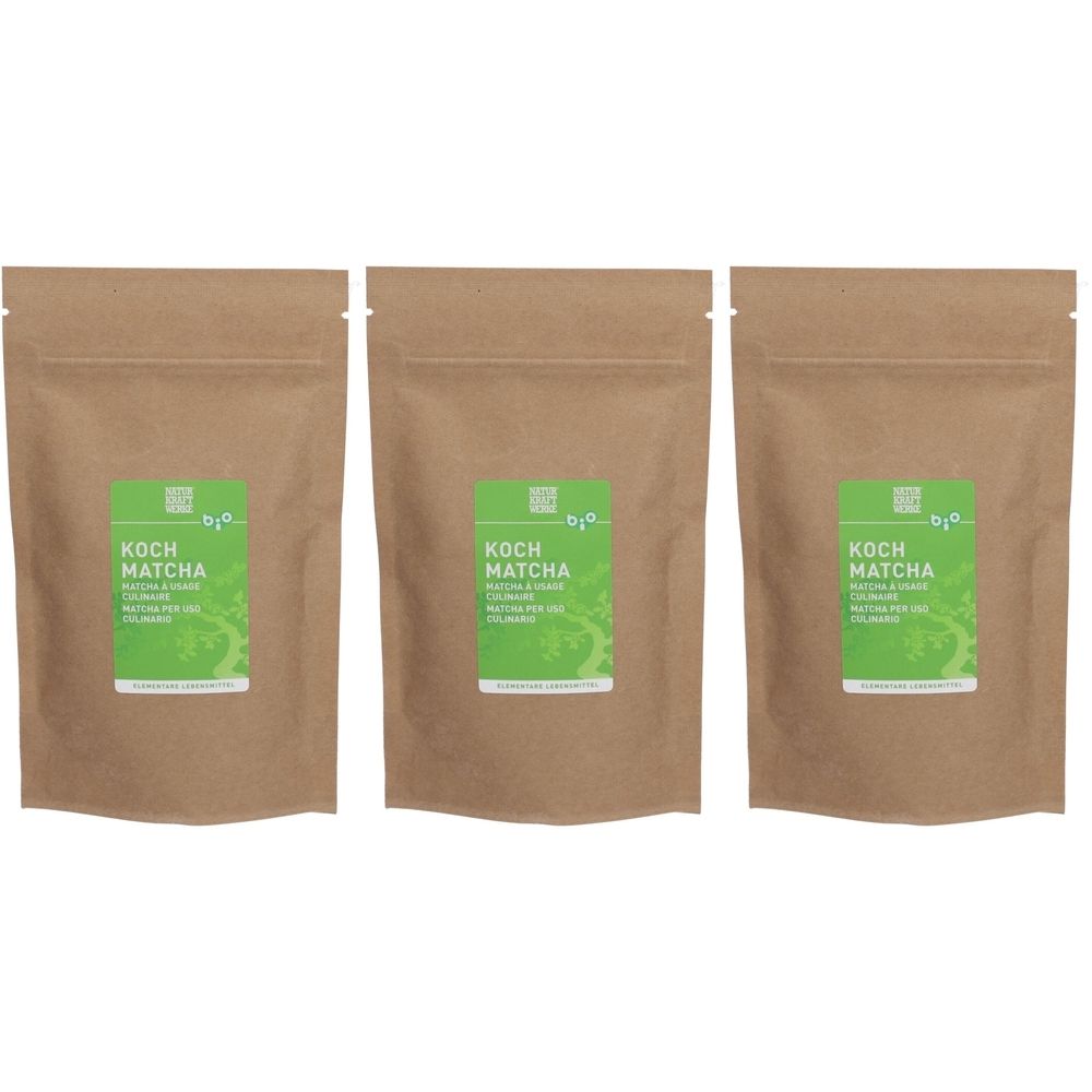 Drei Beutel mit grünem Etikett. Auf dem Etikett steht "KOCH MATCHA" und weitere Informationen. Die Beutel sind aus braunem Papier.