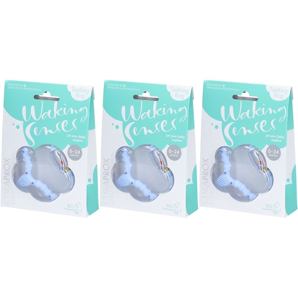 Drei CURAPROX® Beißringe in Verpackung. Hellblaue Form, transparente Elemente. Aufschrift "Waking Senses" und "0-24 months".