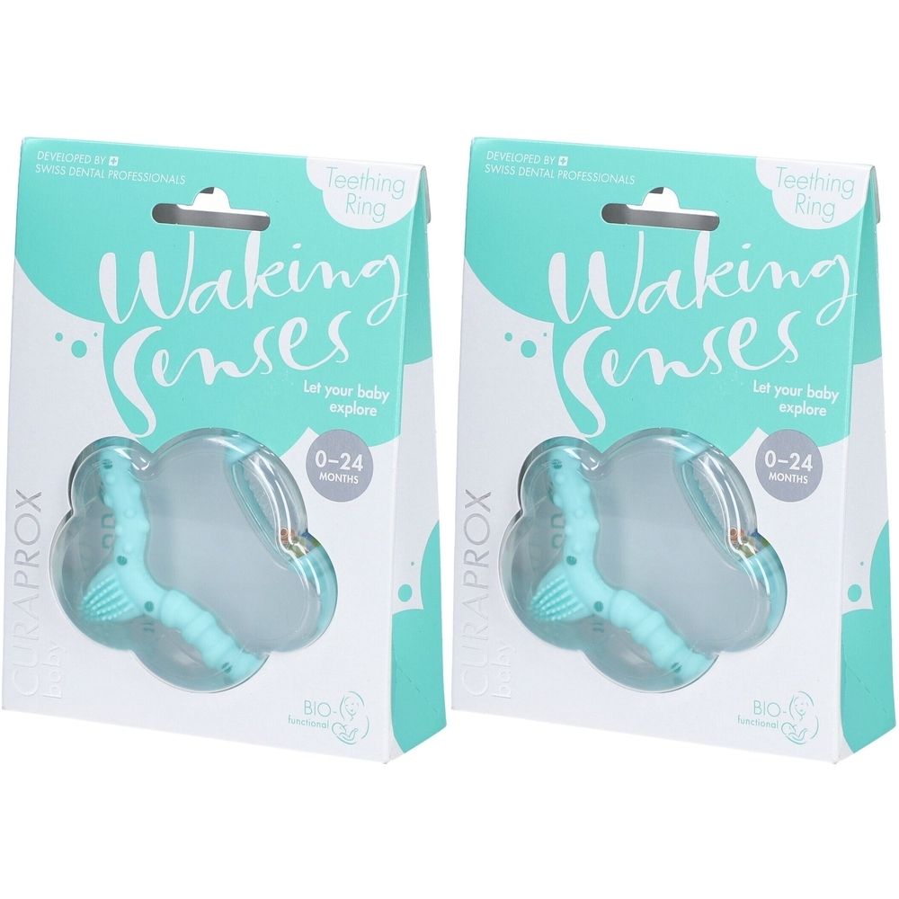 Zwei Verpackungen mit Beißringen. Türkis-farbener Beißring in transparenter Verpackung. Aufschrift: Waking Senses, 0-24 Monate.