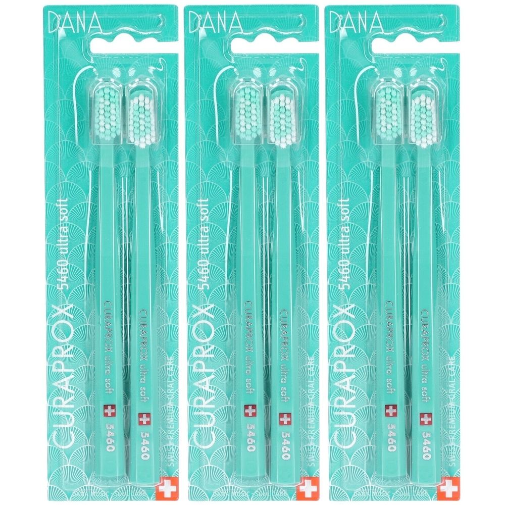 Trois emballages de brosses à dents. Chaque emballage contient deux brosses à dents. Les brosses sont vert clair. CURAPROX 5460 ultra soft est écrit sur l'emballage.