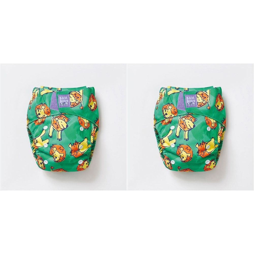 Zwei grüne Stoffwindeln mit Löwenmuster. Auf jeder Windel ist das Logo "BAMBINO" zu sehen.