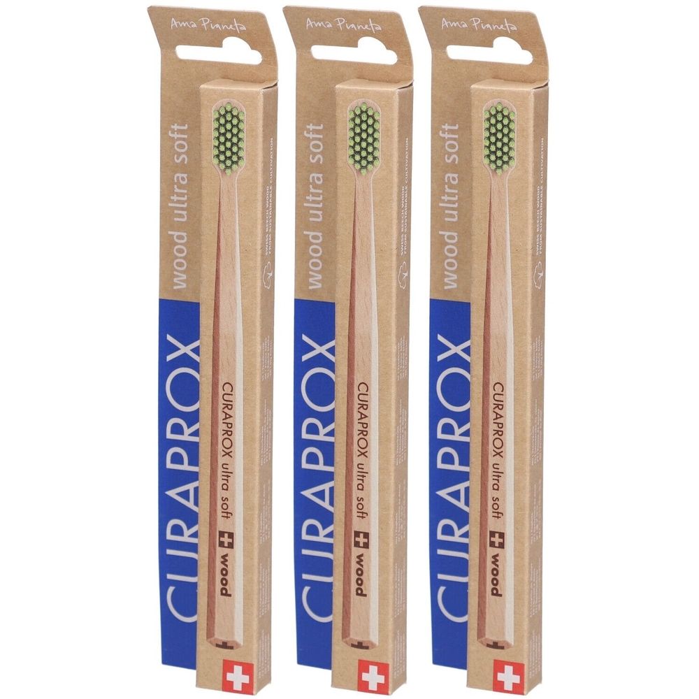 Drei Zahnbürsten in Verpackung. Holzgriff, grüne Borsten. Blaue und braune Verpackung mit CURAPROX-Logo und Schweizer Kreuz.