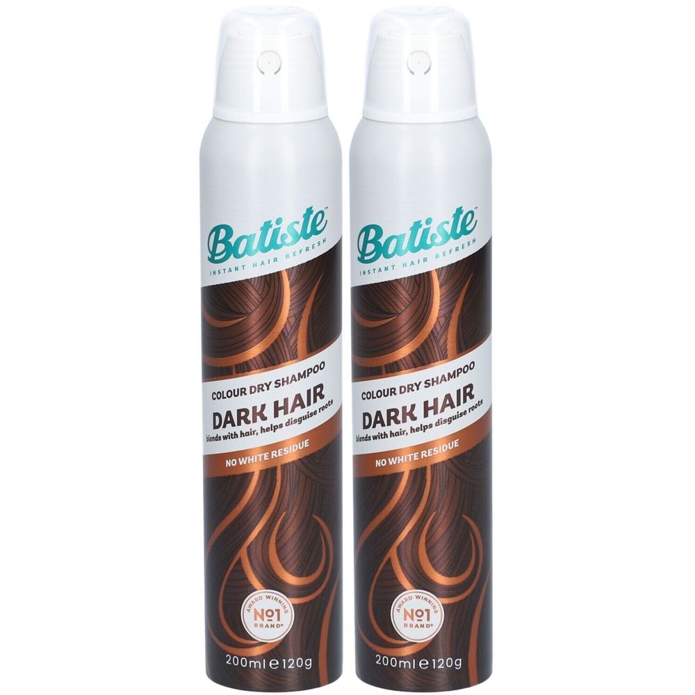 Zwei Sprühflaschen Batiste Trockenshampoo für dunkles Haar. Weiße Flaschen mit braunen und kupferfarbenen Akzenten. Text: Dark Hair.