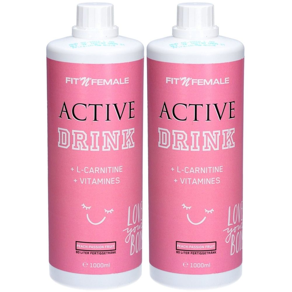 Zwei Flaschen mit rosa Etikett. Aufschrift: ACTIVE DRINK, L-Carnitin, Vitamine. Weiße Deckel. Aufschrift: FIT'N'FEMALE.