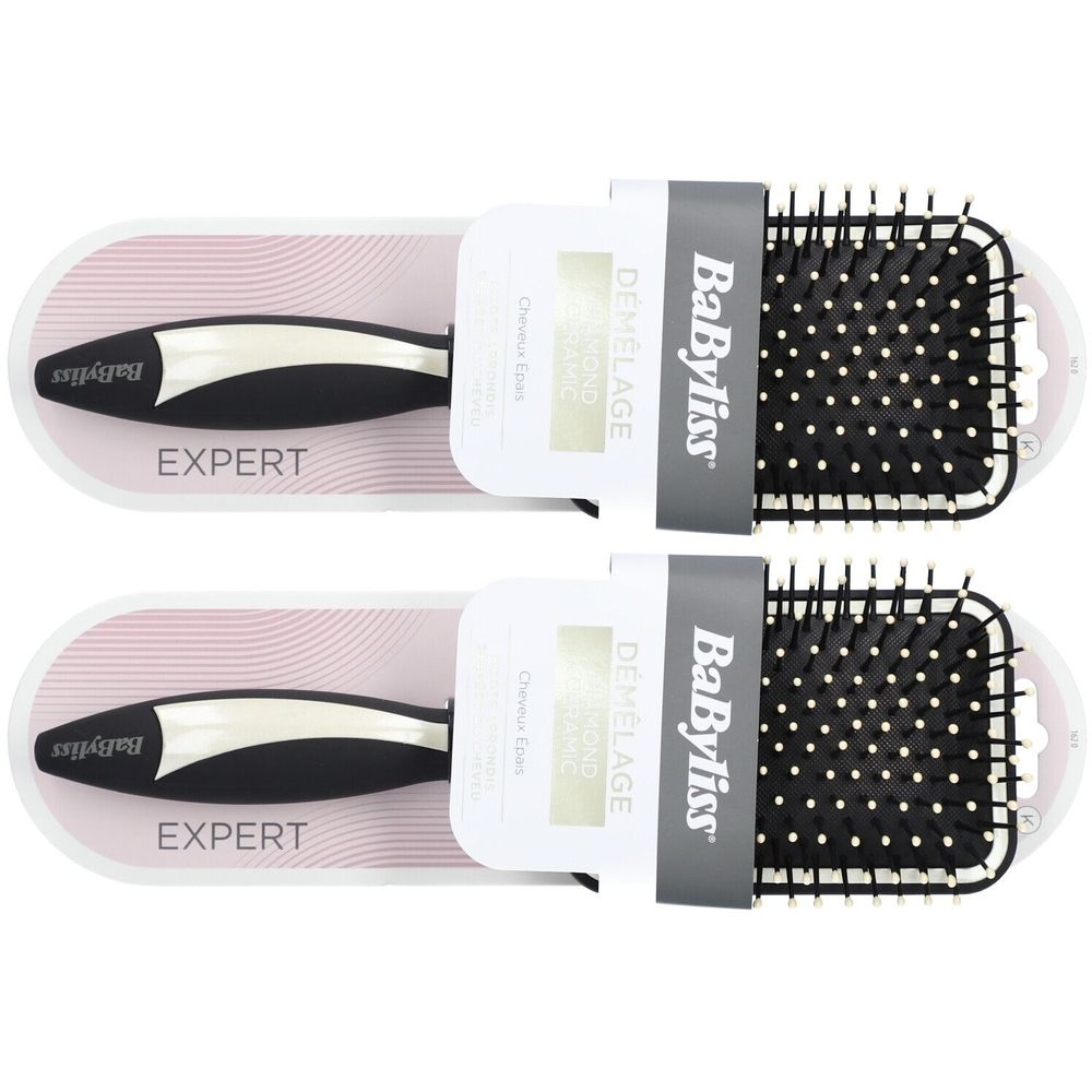 Zwei BaByliss Haarbürsten. Schwarzer Griff mit silbernem Einsatz, rechteckiger Bürstenkopf mit schwarzen Borsten. Verpackung mit Produktnamen.