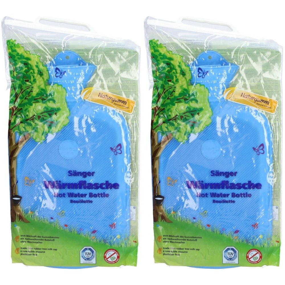 Zwei blaue Wärmflaschen in Plastikverpackung. Aufschrift: Saenger Wärmflasche, Hot Water Bottle. Mit Naturgummi-Label und TÜV-Siegel.