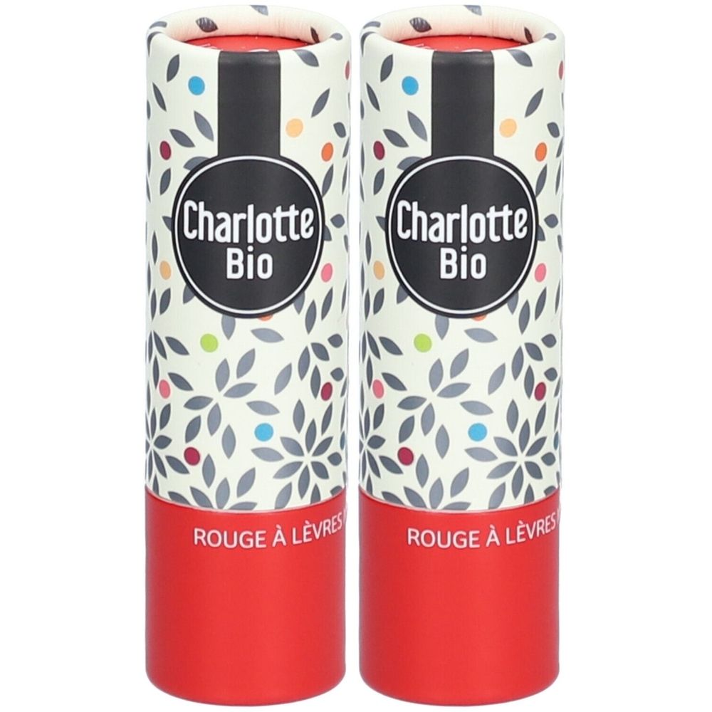 Zwei zylindrische Lippenstiftverpackungen. Aufschrift "Charlotte Bio" und "Rouge à Lèvres". Verpackung mit floralem Muster und roten Böden.