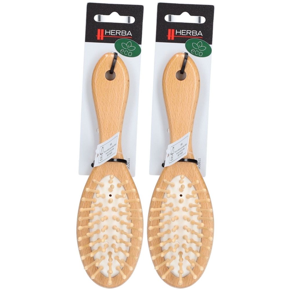 Zwei ovale Holzbürsten mit Holzstiften. Schwarze Aufhänger und Verpackung mit Logo und Eco-Zeichen.
