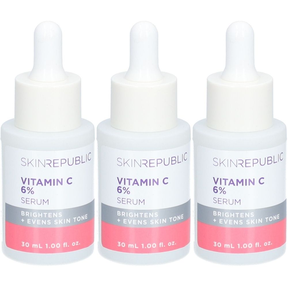 Drei Flaschen Skin Republic Vitamin C Serum. Weiße Flaschen mit weißem Deckel und Pipette. Aufschrift: Vitamin C 6% Serum.