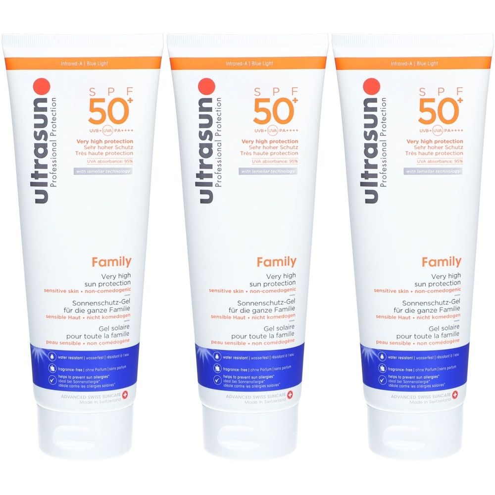 Drei Tuben Sonnenschutzgel mit SPF 50. Weiße Tuben mit orangefarbenen und blauen Akzenten. Aufschrift: ultrasun, Family, Sonnenschutz-Gel.