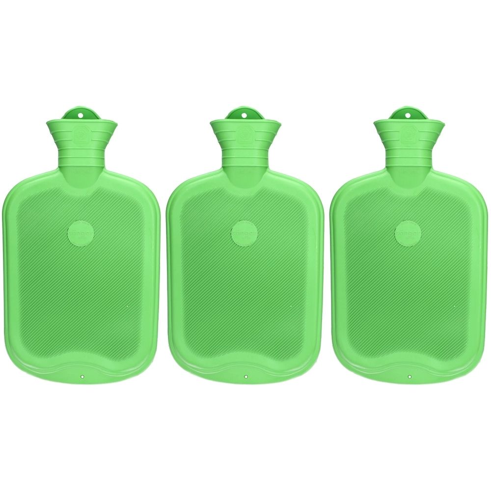Drei grüne Wärmflaschen aus Naturgummi mit Lamellenmuster. Jede Flasche hat einen runden Verschluss und einen Hals.