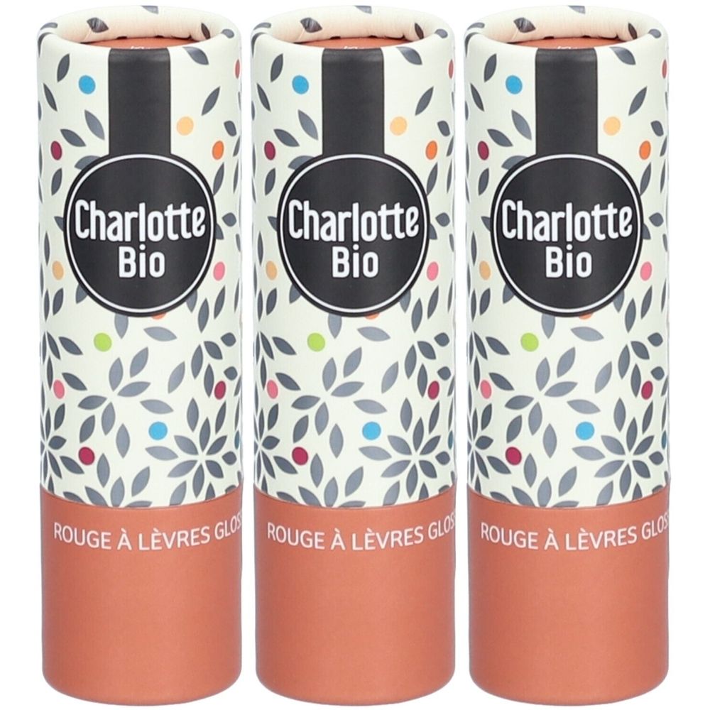 Drei zylindrische Lippenstiftverpackungen. Aufschrift: Charlotte Bio. Text: Rouge à Lèvres Gloss. Verpackung mit floralem Muster und farbigen Punkten.