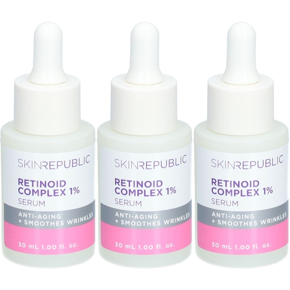 Trois flacons de sérum avec bouchons blancs et étiquettes. Inscription : Skin Republic, Retinoid Complex 1%, sérum, anti-âge, lisse les rides.