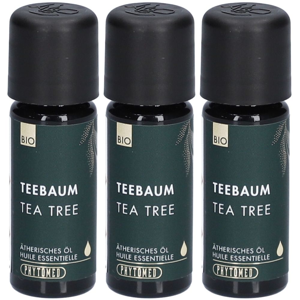 Drei Flaschen mit schwarzem Deckel. Aufschrift: Teebaum, Tea Tree, Ätherisches Öl, BIO. Marke: Phytomed.