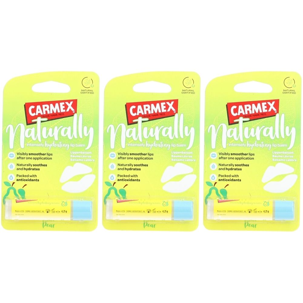 Drei Lippenbalsam-Sticks in Verpackung. Aufschrift CARMEX Naturally, mit Birnen-Geschmack. Sichtbar glättet und hydriert die Lippen.