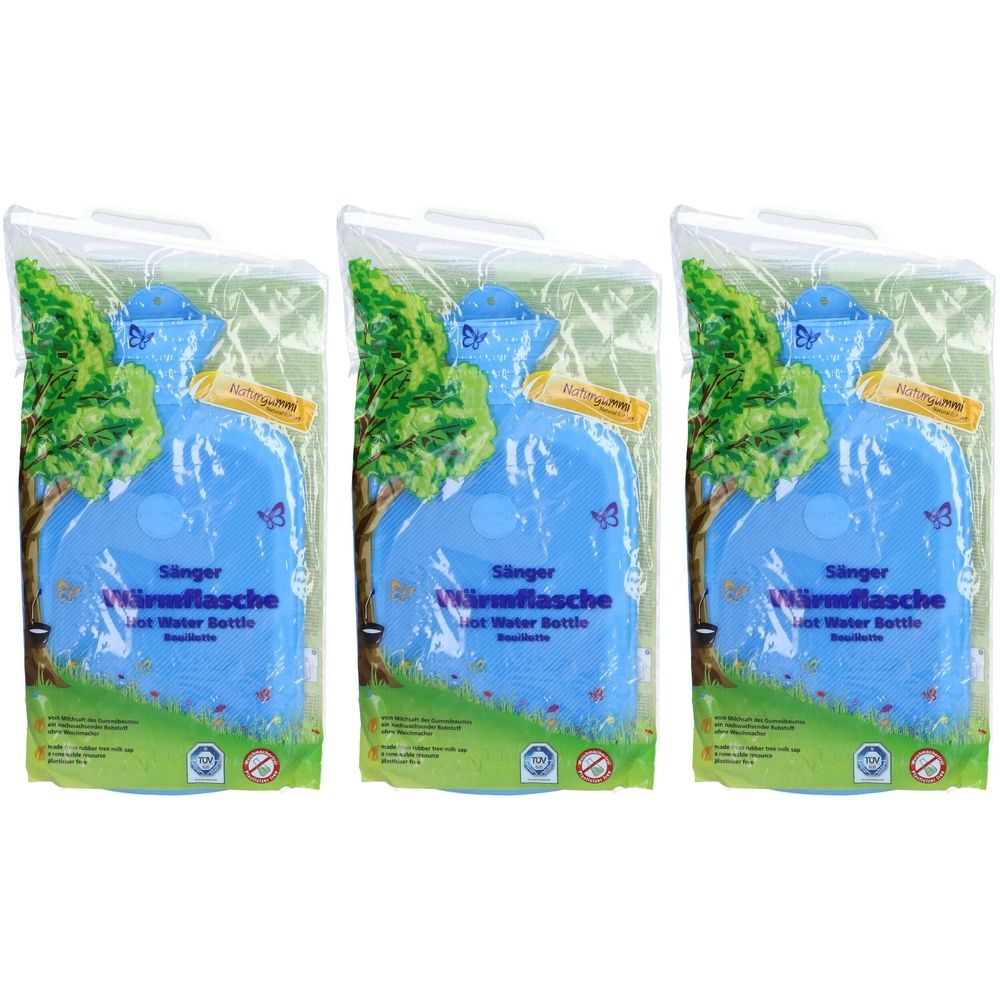 Drei blaue Wärmflaschen in Plastikverpackung. Aufschrift: Saenger Wärmflasche, Hot Water Bottle. Mit Zertifizierungen.