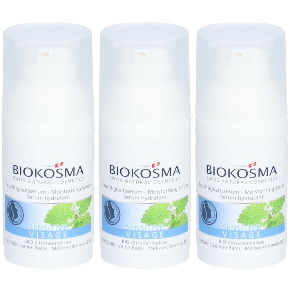 Trois flacons blancs avec pompe. Inscription: BIOKOSMA, Sérum hydratant, Sensitive Visage. Illustration de mélisse.