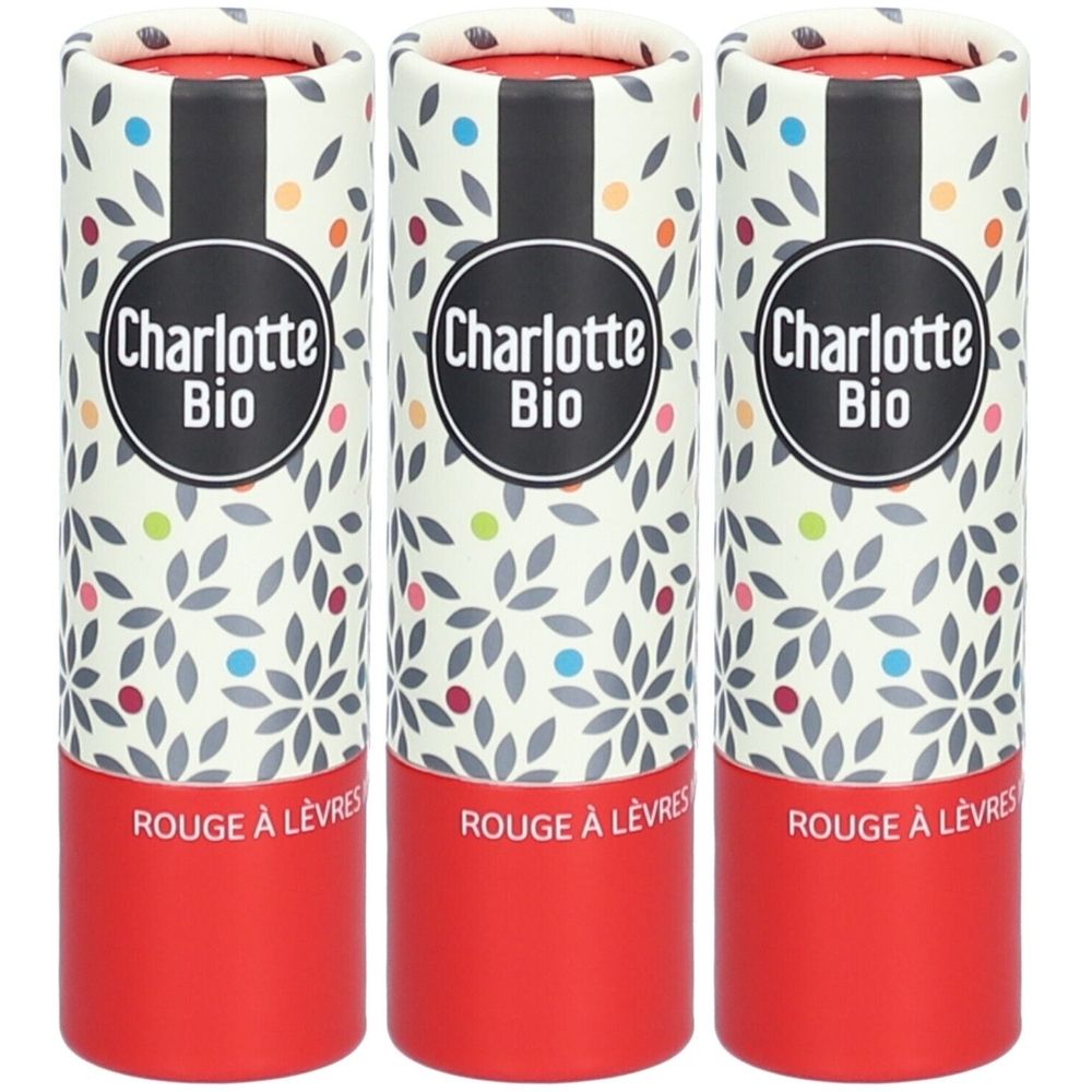 Drei zylindrische Lippenstiftverpackungen. Aufschrift: Charlotte Bio. Text: Rouge à Lèvres. Verpackung mit floralem Muster und rotem Boden.