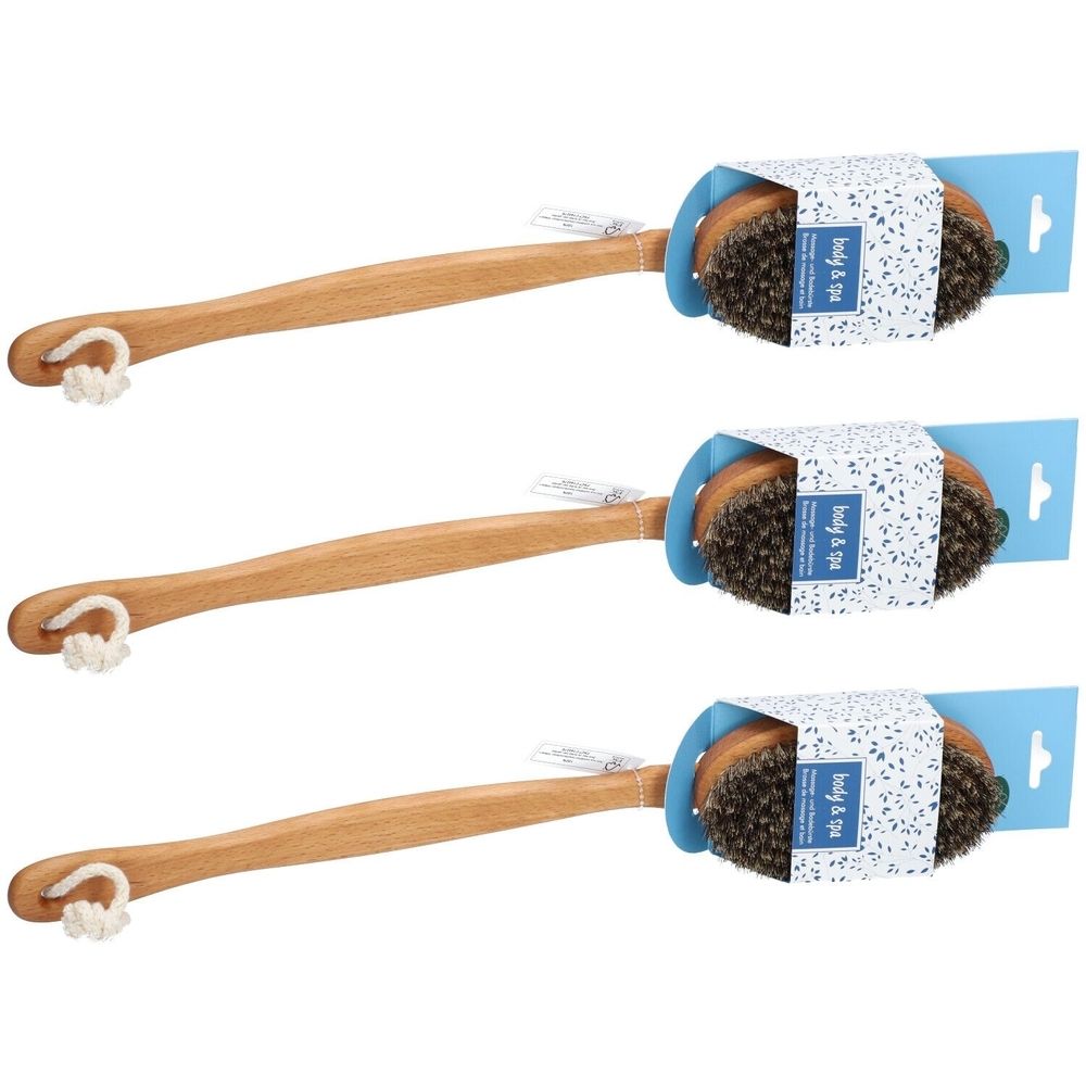 Drei Körperbürsten mit Holzgriff und Naturborsten. Jede Bürste hat eine Papierbanderole mit Text.