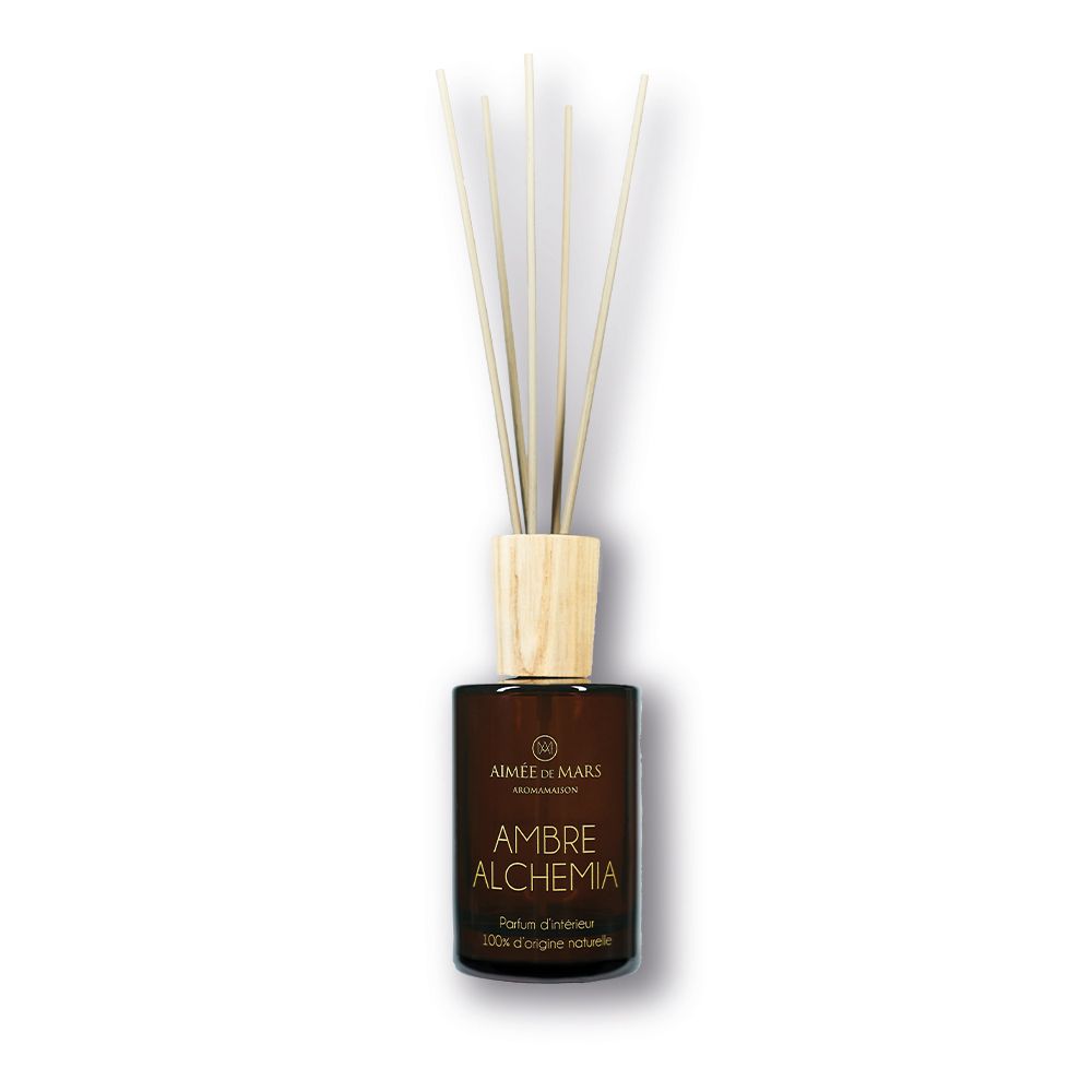 Braune Glasflasche mit Holzdeckel und Duftstäbchen. Produktname: Ambre Alchemia. Marke: Aimée de Mars.