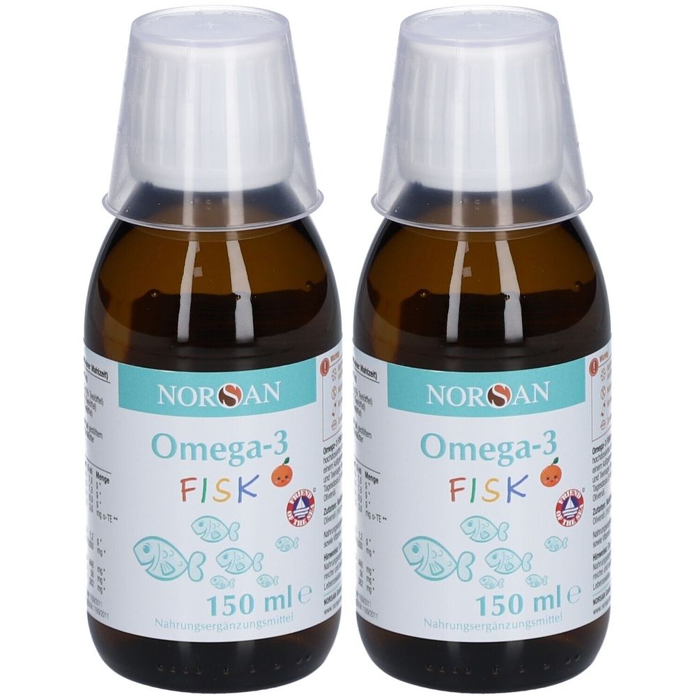 Zwei Flaschen Omega-3 FISK Öl. Braune Glasflaschen mit weißem Etikett. Aufschrift: NORSAN, Omega-3 FISK, 150 ml. Mit Messbecher.