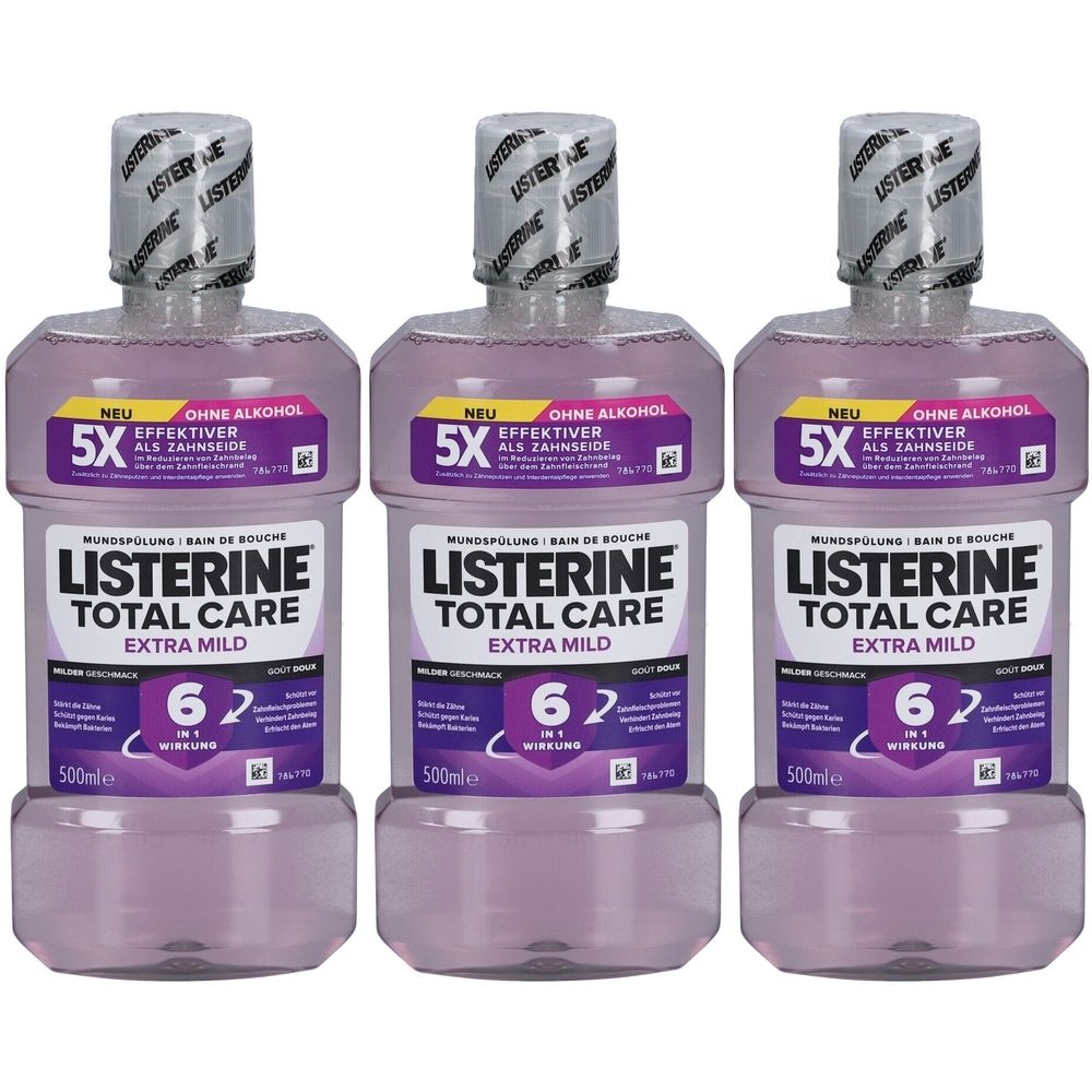 Drei Flaschen Listerine Total Care Extra Mild. Lila Flüssigkeit in transparenten Flaschen. Silberne Verschlüsse. Etiketten mit Text.