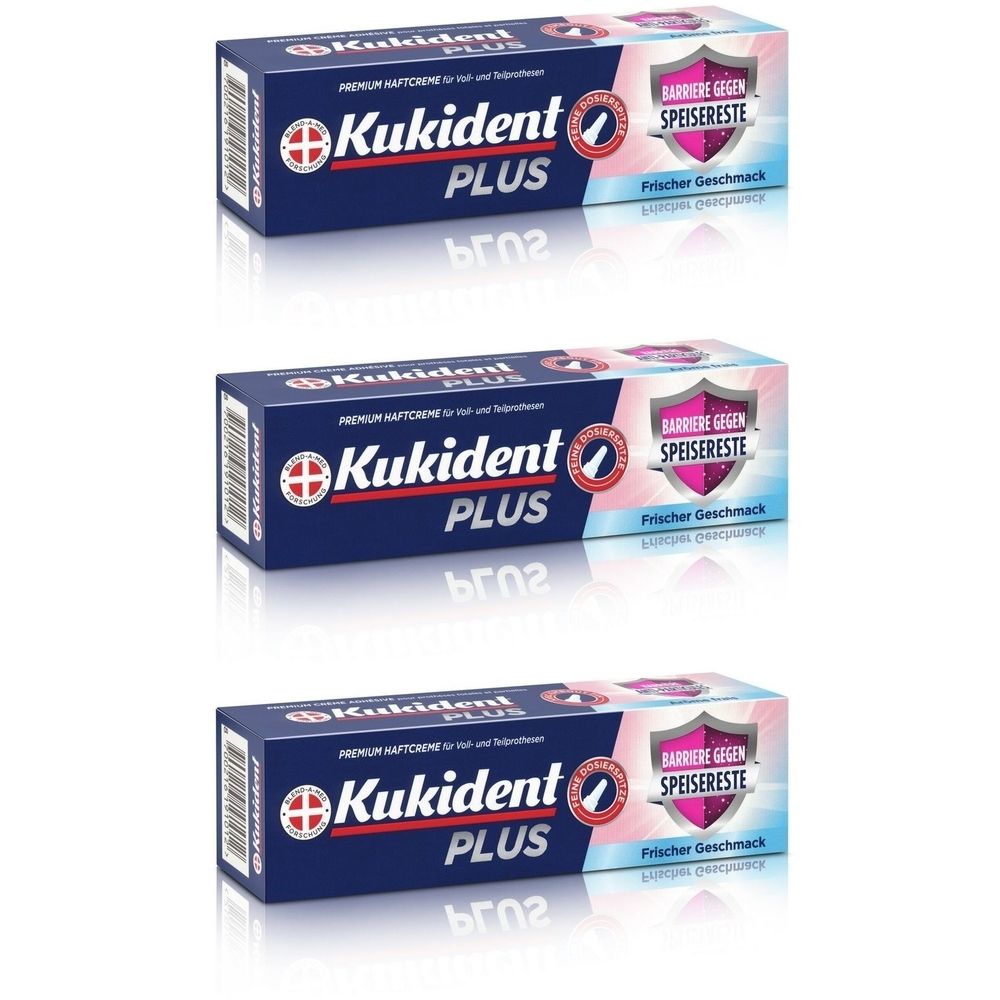 Drei Schachteln Kukident Plus Premium Haftcreme. Blaue Verpackung mit weißer Schrift und Logo. Aufschrift: Barriere gegen Speisereste.