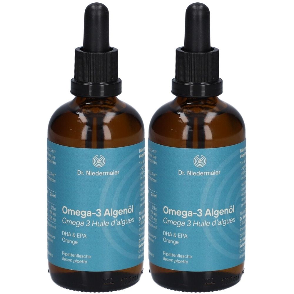 Zwei braune Glasflaschen mit schwarzen Pipetten. Auf den Etiketten steht "Omega-3 Algenöl" und "Dr. Niedermaier".