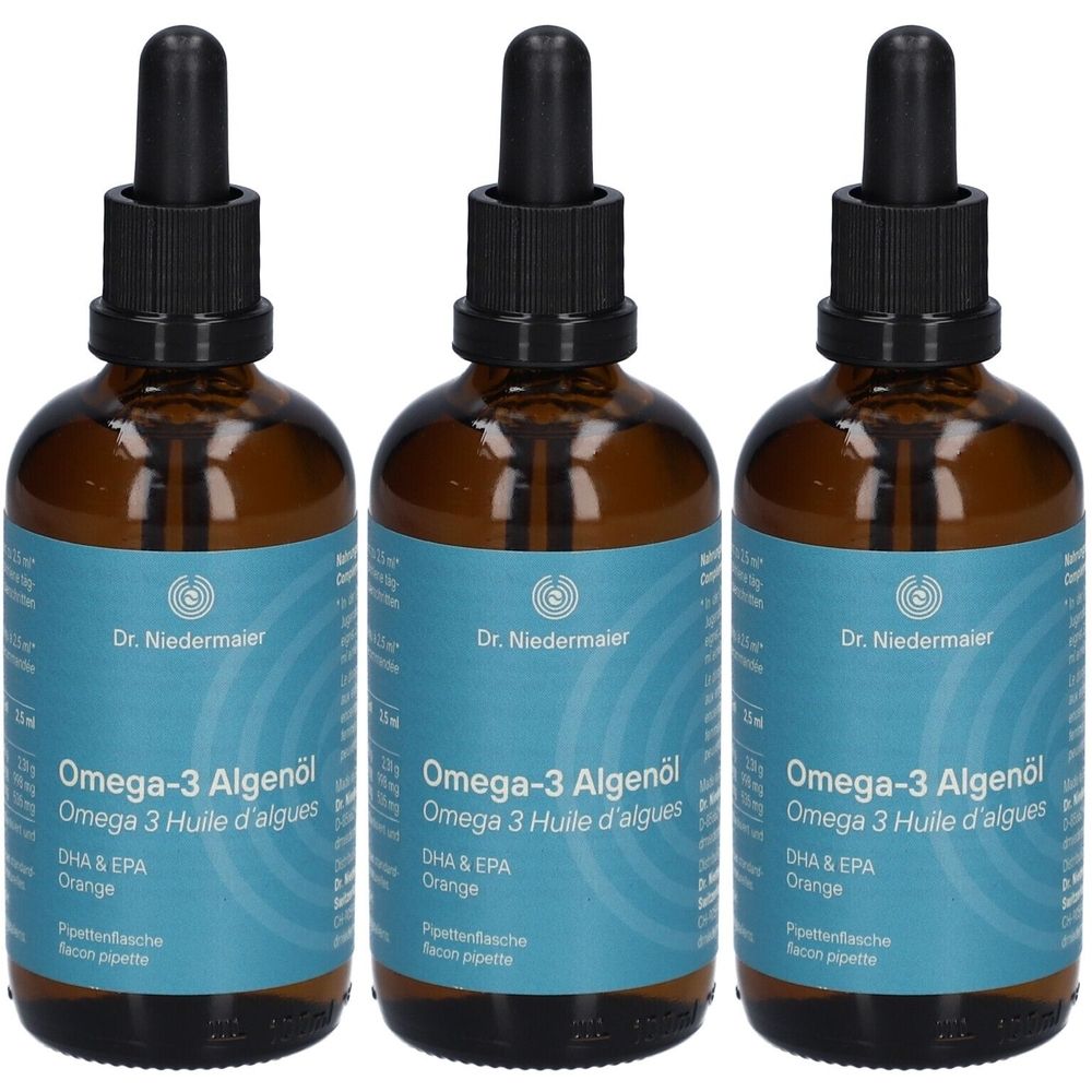 Drei Flaschen Dr. Niedermaier Algenöl Omega-3 Orange mit Pipette. Braune Glasflaschen mit blauem Etikett und schwarzer Kappe.