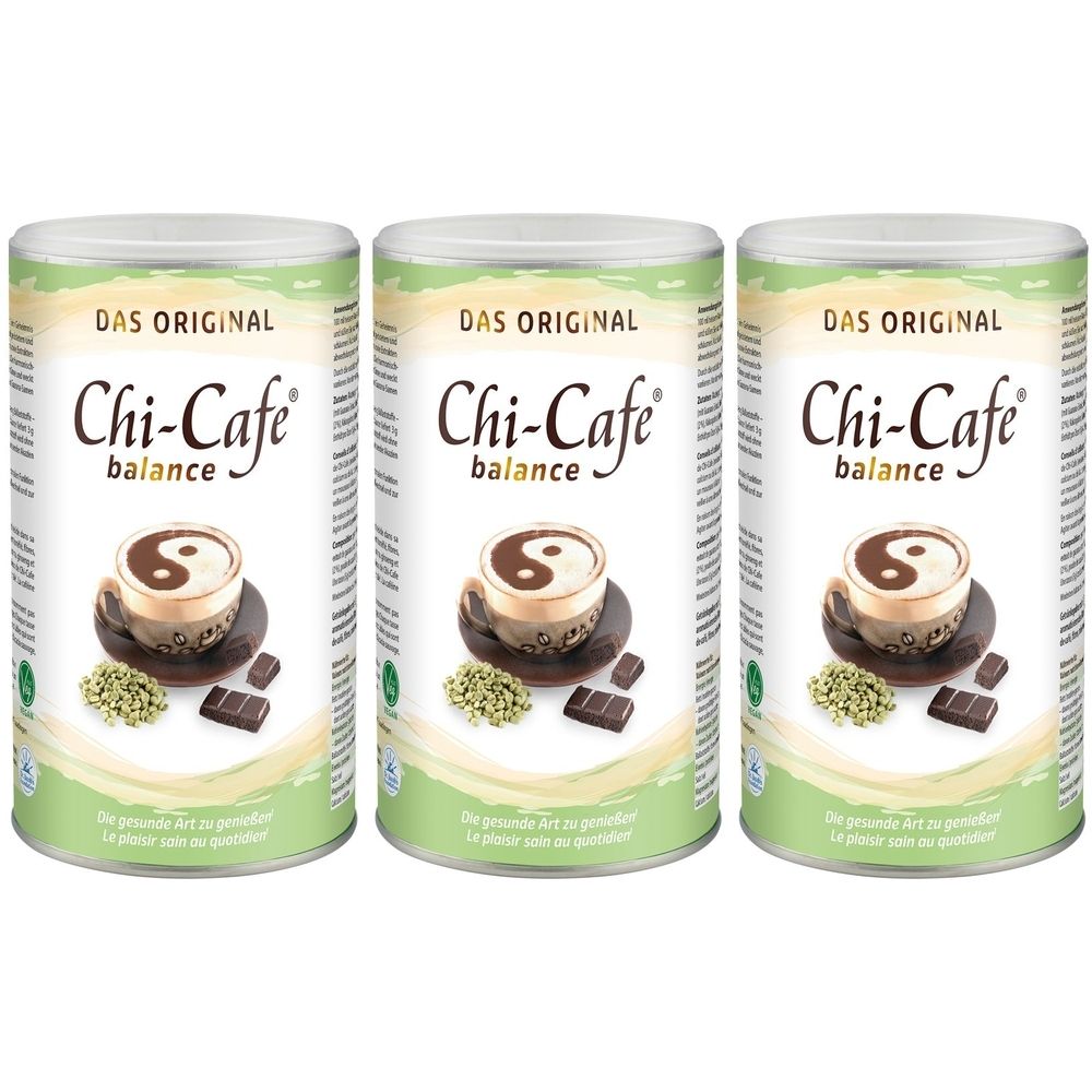 Drei Dosen Chi-Cafe balance. Jede Dose zeigt das Logo und ein Yin-Yang-Symbol in einer Kaffeetasse. Grün und braun.