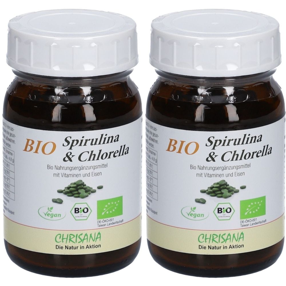 Zwei braune Glasflaschen mit weißen Deckeln. Auf den Etiketten steht "BIO Spirulina & Chlorella". Vegan, Bio-Siegel und Chrisana.