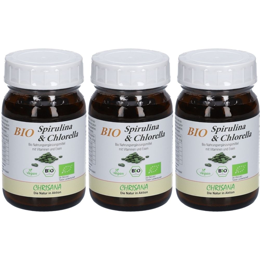 Drei Gläser Chrisana Bio Spirulina & Chlorella Tabletten. Braune Gläser mit weißen Deckeln. Aufschrift: BIO, Spirulina & Chlorella, Vegan.