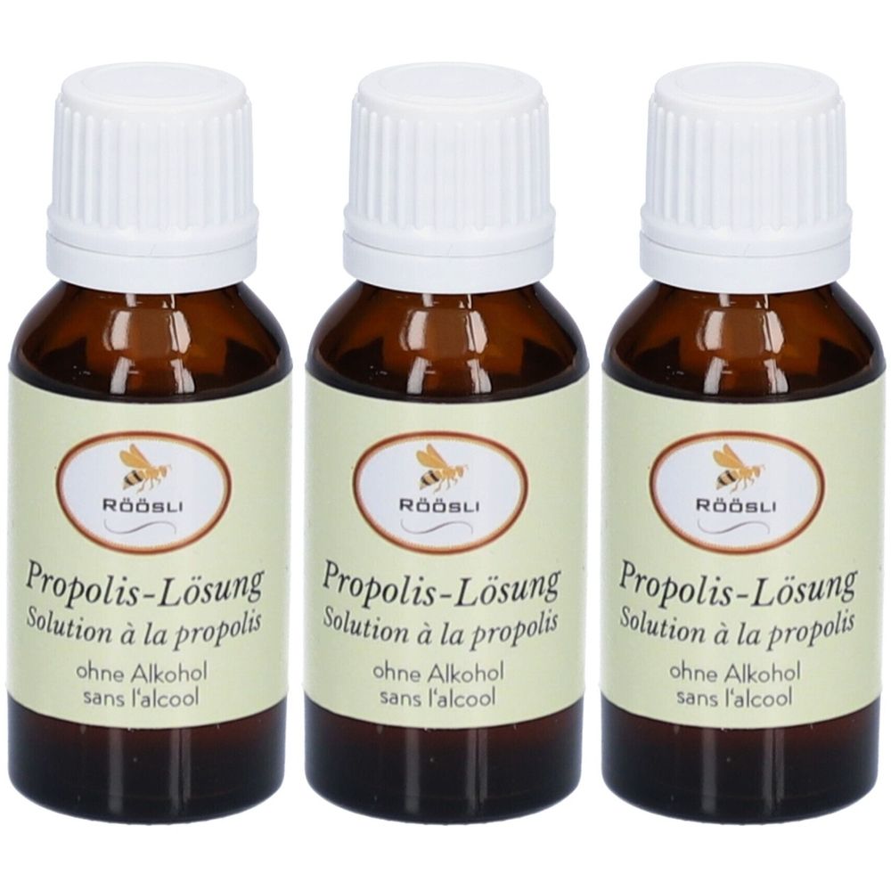 Drei braune Glasflaschen mit weißen Deckeln. Etiketten mit Text: Propolis-Lösung, ohne Alkohol. Marke: RÖÖSLI.