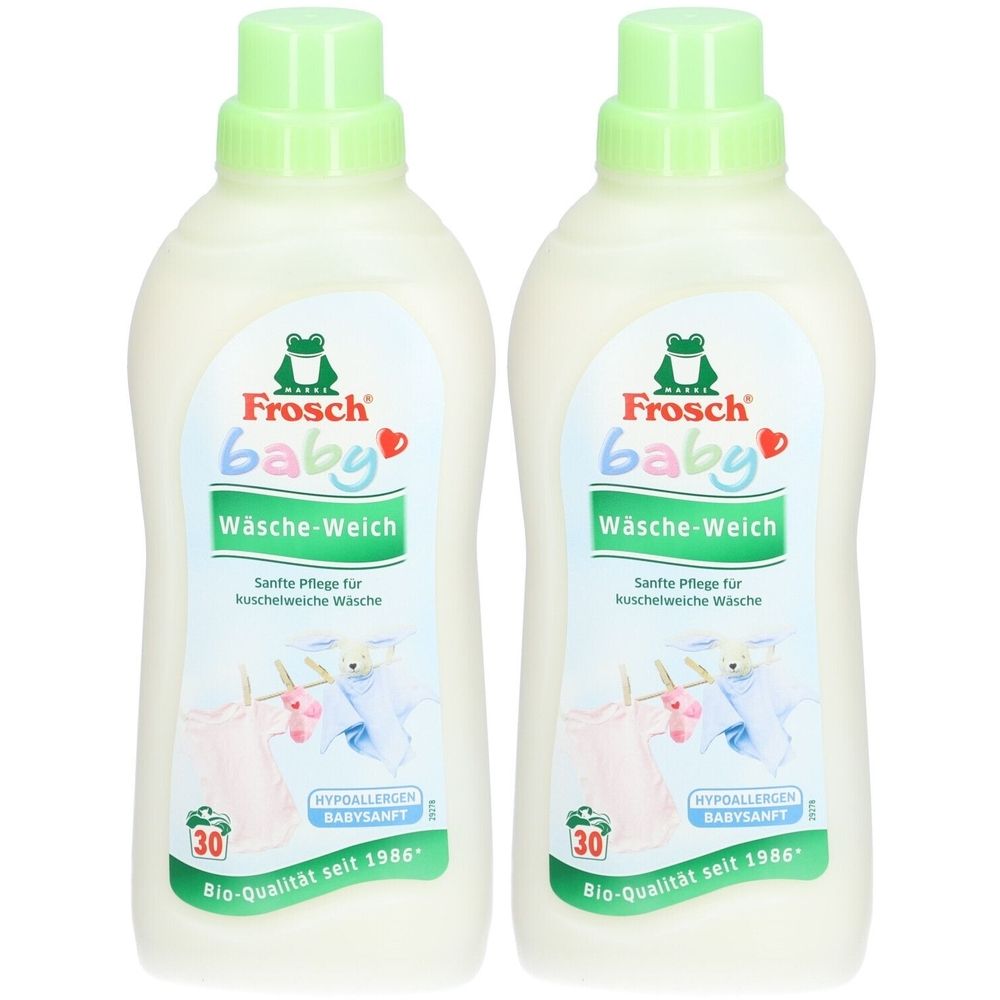 Zwei Flaschen Frosch Baby Weichspüler. Weiße Flaschen mit grünem Deckel. Aufdruck mit Logo, Schriftzug und Babykleidung.