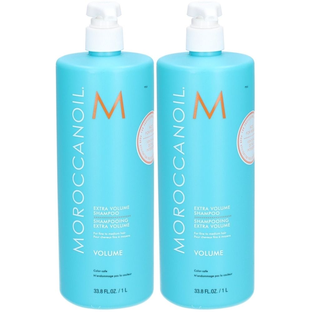 Deux flacons turquoise avec pompe blanche. Inscription : Moroccanoil, Shampooing Extra Volume. 33.8 FL.OZ/1L.
