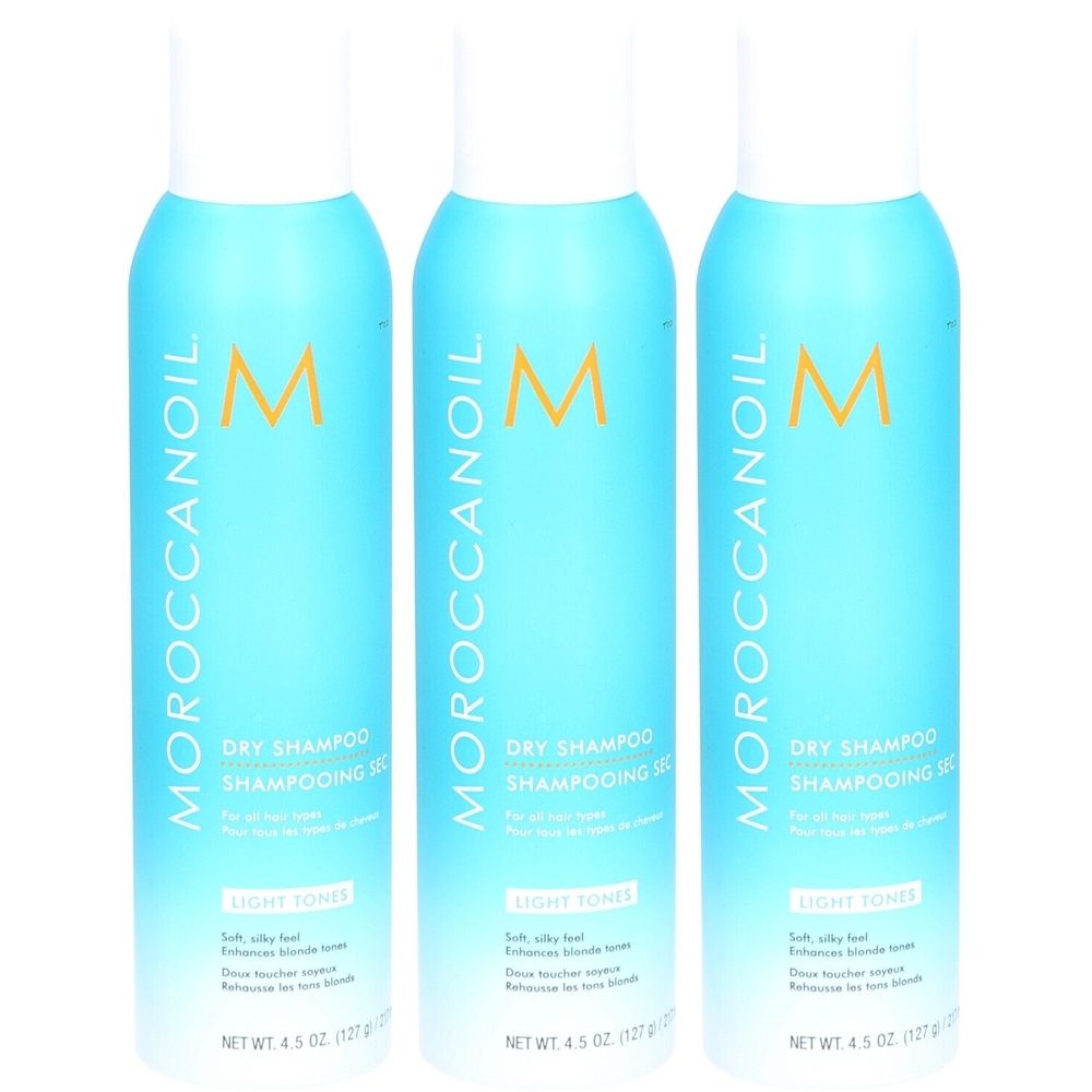 Drei blaue Sprühflaschen mit weißem Deckel. Aufschrift: Moroccanoil, Dry Shampoo, Light Tones. Nettogewicht 4,5 oz (127 g).