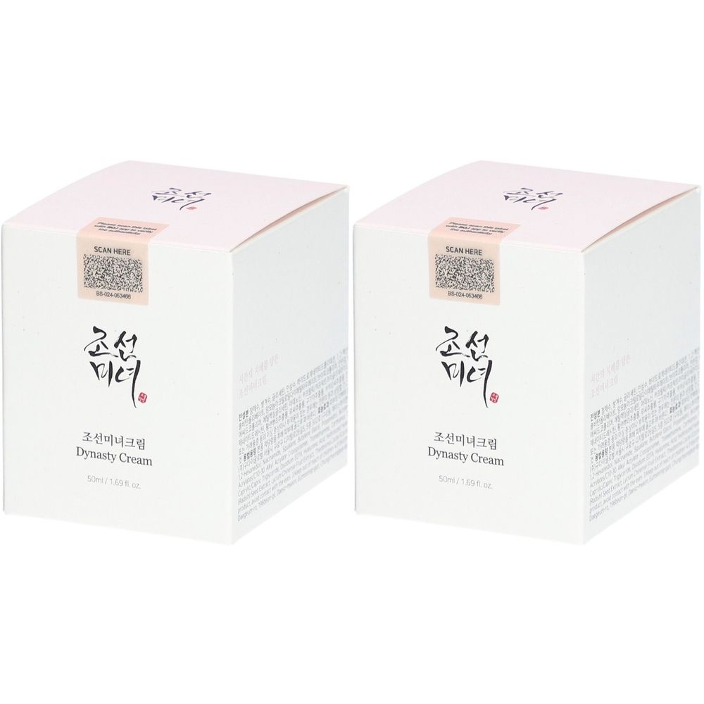 Zwei quadratische, weiße Produktverpackungen mit rosafarbenen Deckeln. Auf der Vorderseite befindet sich Text in koreanischer und englischer Sprache, darunter "Dynasty Cream".