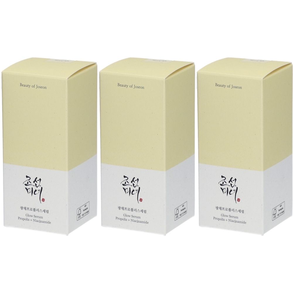 Drei rechteckige Kartons. Oberteil hellgelb, Unterteil weiß. Aufschrift in koreanischen Schriftzeichen und englischer Schrift.