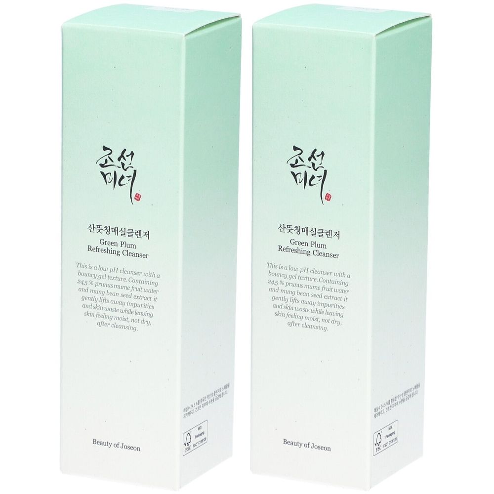 Zwei grüne rechteckige Kartons. Aufschrift in Schwarz: "BEAUTY OF JOSEON", koreanische Schriftzeichen, "Green Plum Refreshing Cleanser".