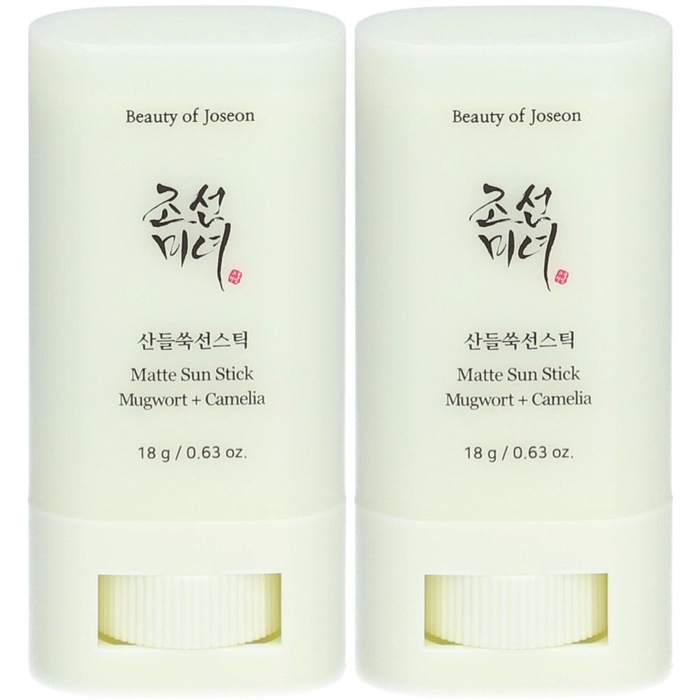 Zwei zylindrische Behälter. Aufschrift: Beauty of Joseon, Matte Sun Stick Mugwort + Camelia, 18 g / 0,63 oz.