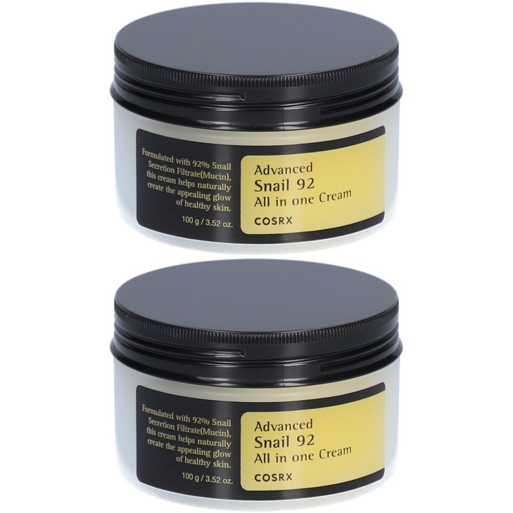 Zwei Cremetiegel mit schwarzem Deckel. Auf dem Etikett steht "Advanced Snail 92 All in one Cream" und "COSRX".