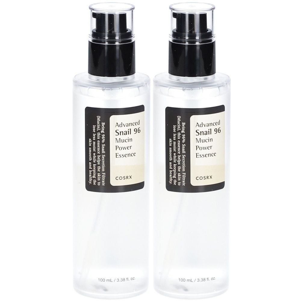 Zwei transparente Flaschen mit schwarzem Pumpkopf. Auf den Etiketten steht "Advanced Snail 96 Mucin Power Essence" und "COSRX".