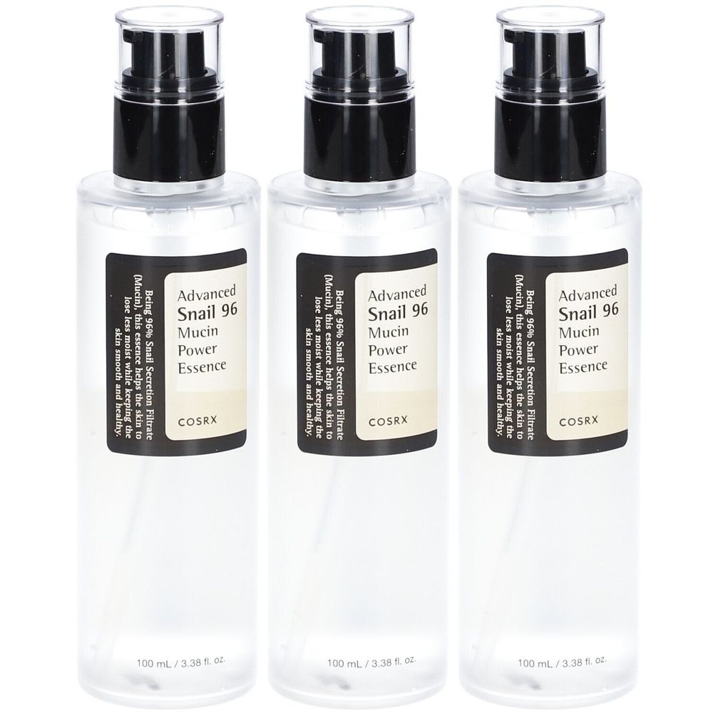 Drei transparente Flaschen mit schwarzem Pumpverschluss. Auf den Etiketten steht "Advanced Snail 96 Mucin Power Essence" und "COSRX".